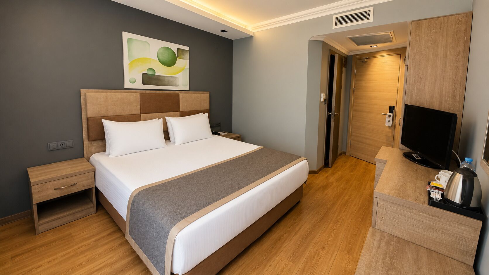 Economy Room | Hypo-allergenic bedding, minibar, in-room safe, desk
