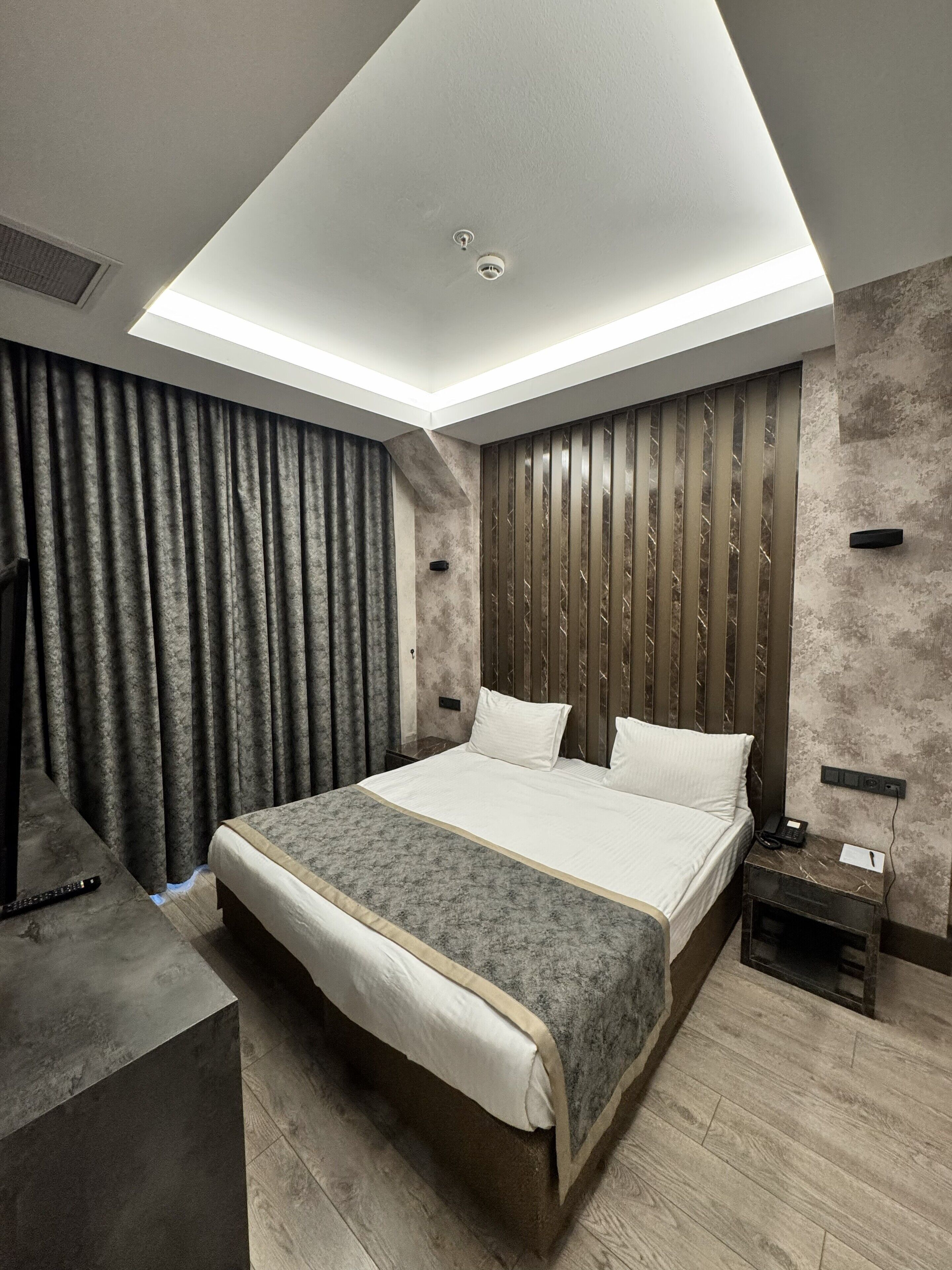 Minibar, coffres-forts dans les chambres, Wi-Fi gratuit, draps fournis