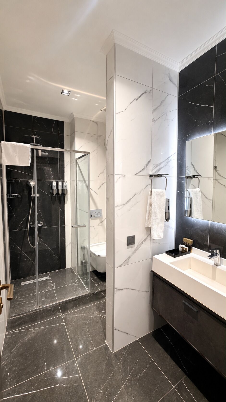 Suite – deluxe | Allergitestet sengetøy, minibar, safe på rommet og skrivebord