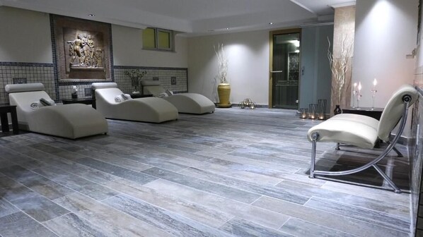 Un sauna, una bañera de hidromasaje, baño turco, baño turco/hammam