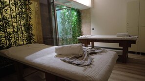 Een sauna, een bubbelbad, een stoombad, een Turks bad/hammam