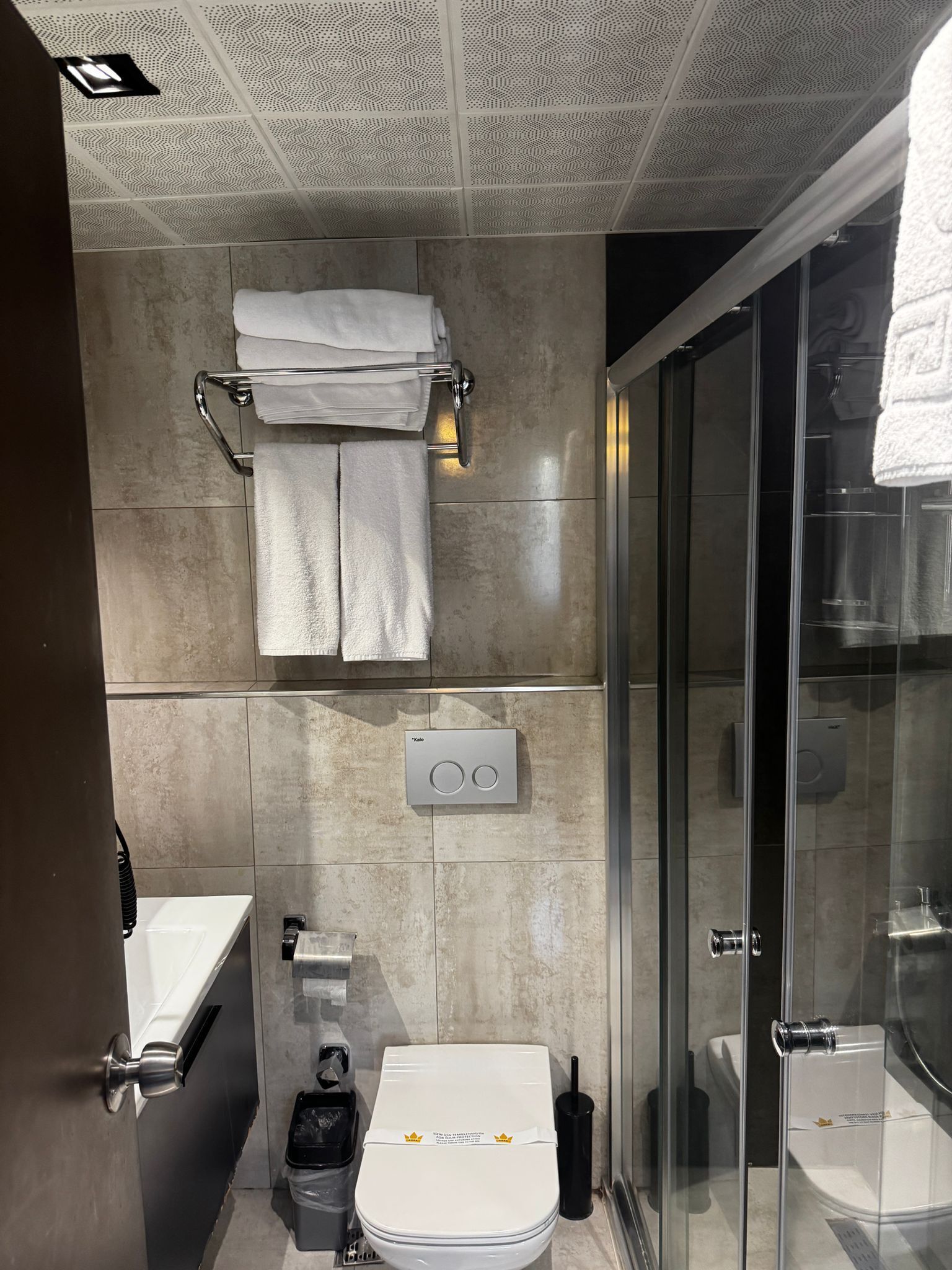 淋浴/盆浴组合、免费洗浴用品、吹风机、拖鞋