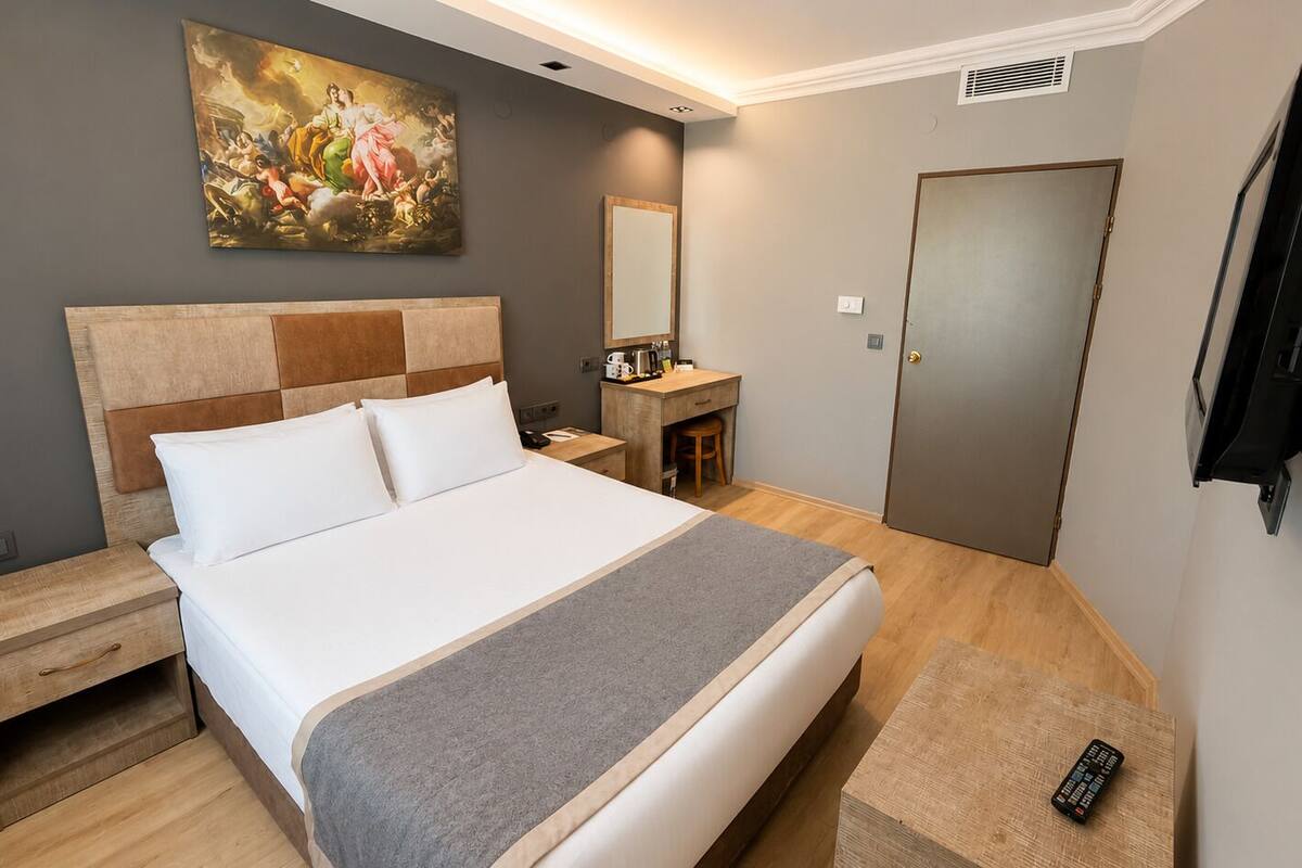 Habitación familiar | Ropa de cama hipoalergénica, minibar, caja fuerte y escritorio
