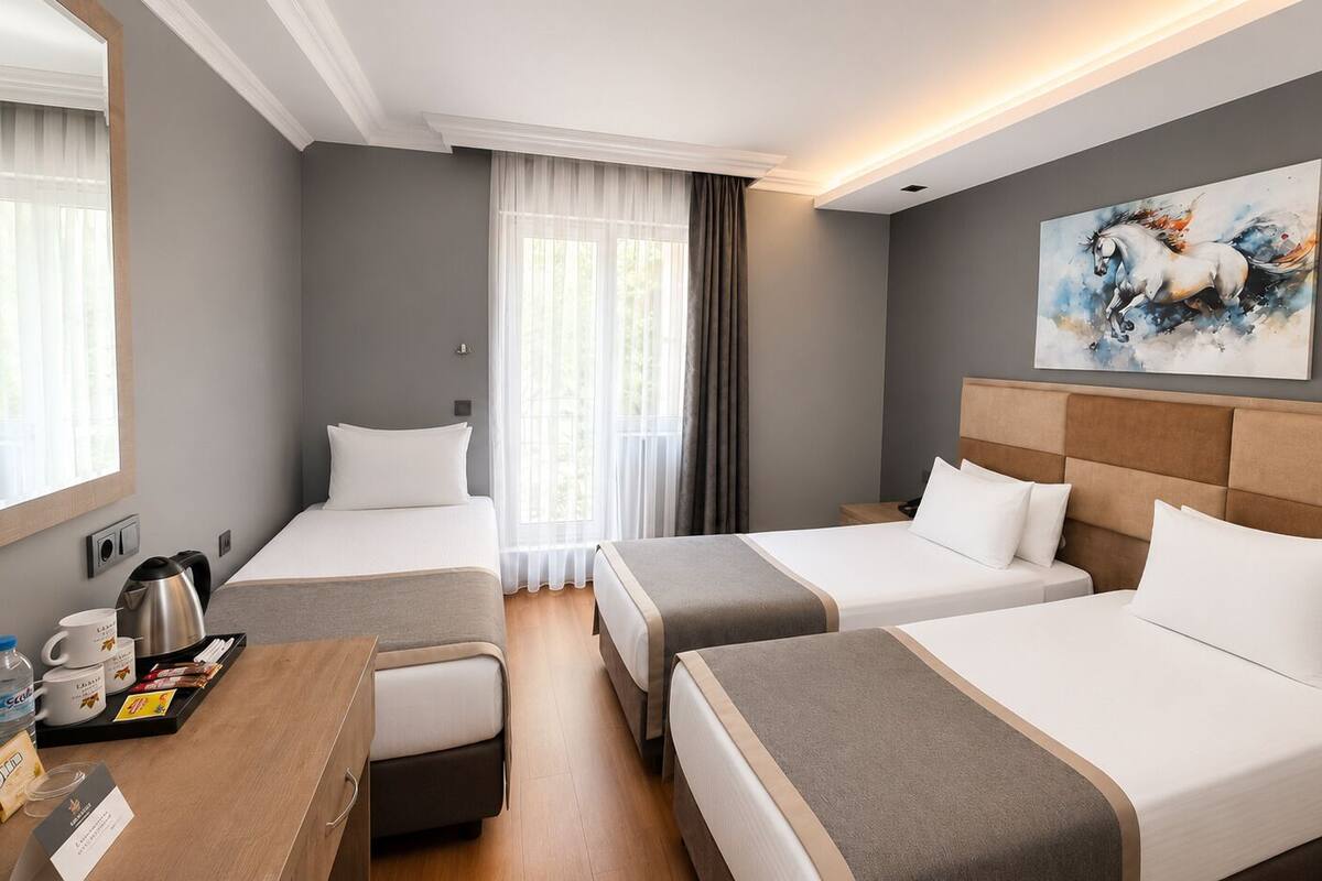 Habitación triple, vistas a la ciudad | Ropa de cama hipoalergénica, minibar, caja fuerte y escritorio