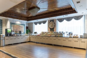 Petit déjeuner, déjeuner et dîner servis sur place
