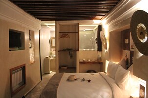 Ropa de cama de alta calidad, colchones Select Comfort y minibar 