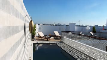 Piscine extérieure, chaises longues