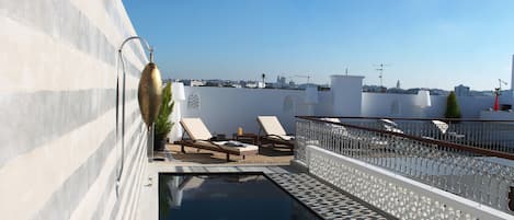 Ulkouima-allas, aurinkotuoleja