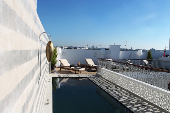 Utomhuspool och solstolar