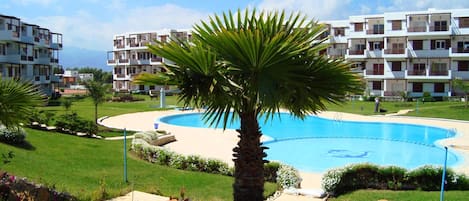 Una piscina al aire libre