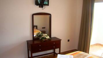 Panoramic Studio, 1 Bedroom, Non Smoking, Pool View | Kemudahan bilik