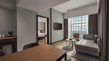 Suite, 1 Bedroom | Ruang tamu | TV