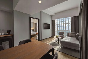 Suite, 1 kamar tidur | Area keluarga | TV