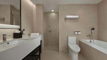 Executive Suite, 1 Bedroom | Bathroom