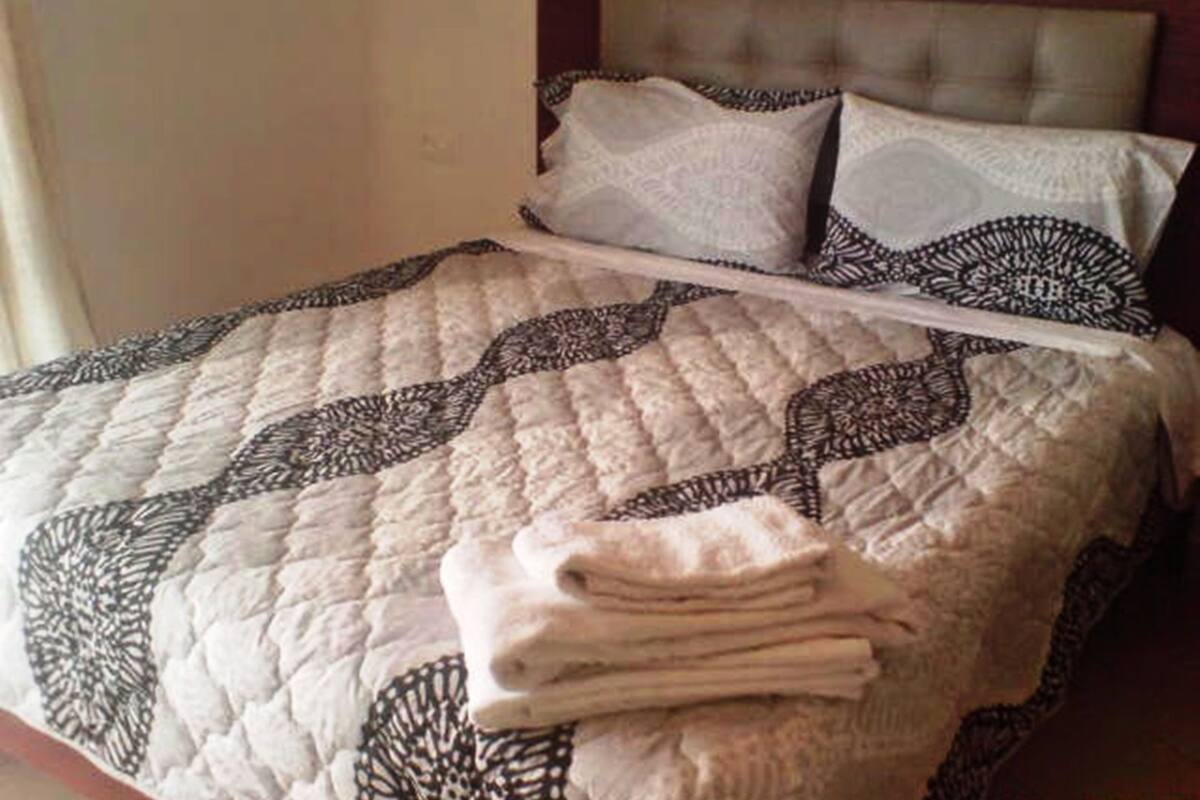 Literie de qualité supérieure, draps fournis