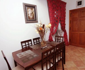 Apartamento romântico, 2 quartos, para fumantes | Cozinha privada | Geladeira, micro-ondas, cooktop, lava-louças