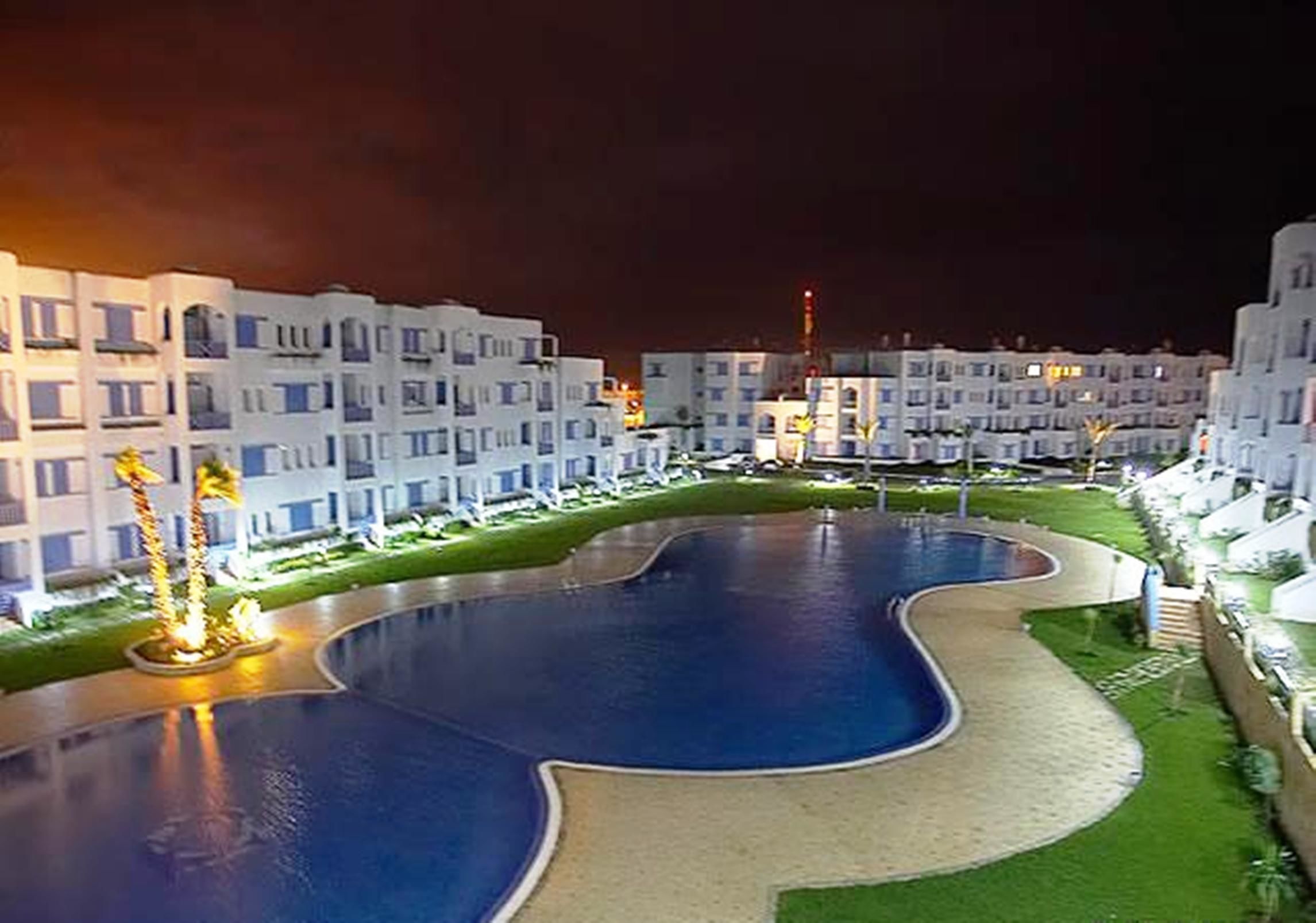 2 من حمّامات السباحة الخارجية