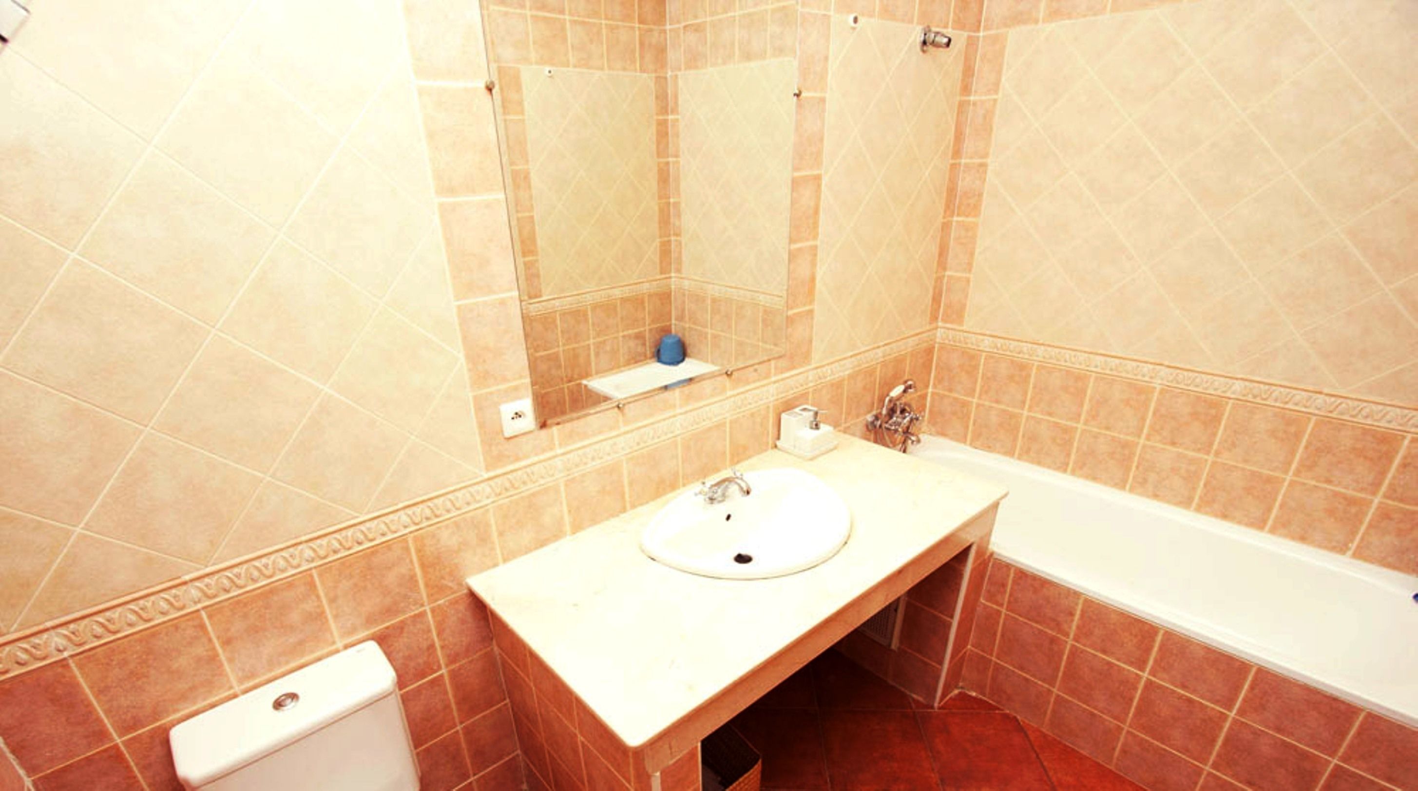 Un bagno con lavandino, specchio e vasca da bagno.