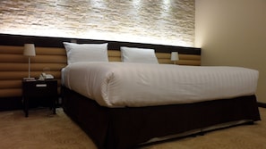 Executive Room | Minibar, in-room safe, desk, iron/ironing board - Mark Inn Hotel Deira (Dubai)