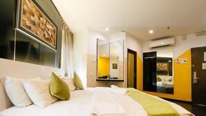A hotel room with a large bed, a mirror, and an air conditioning unit on the wall. - Golden Roof Hotel Ampang Ipoh (Ipoh)