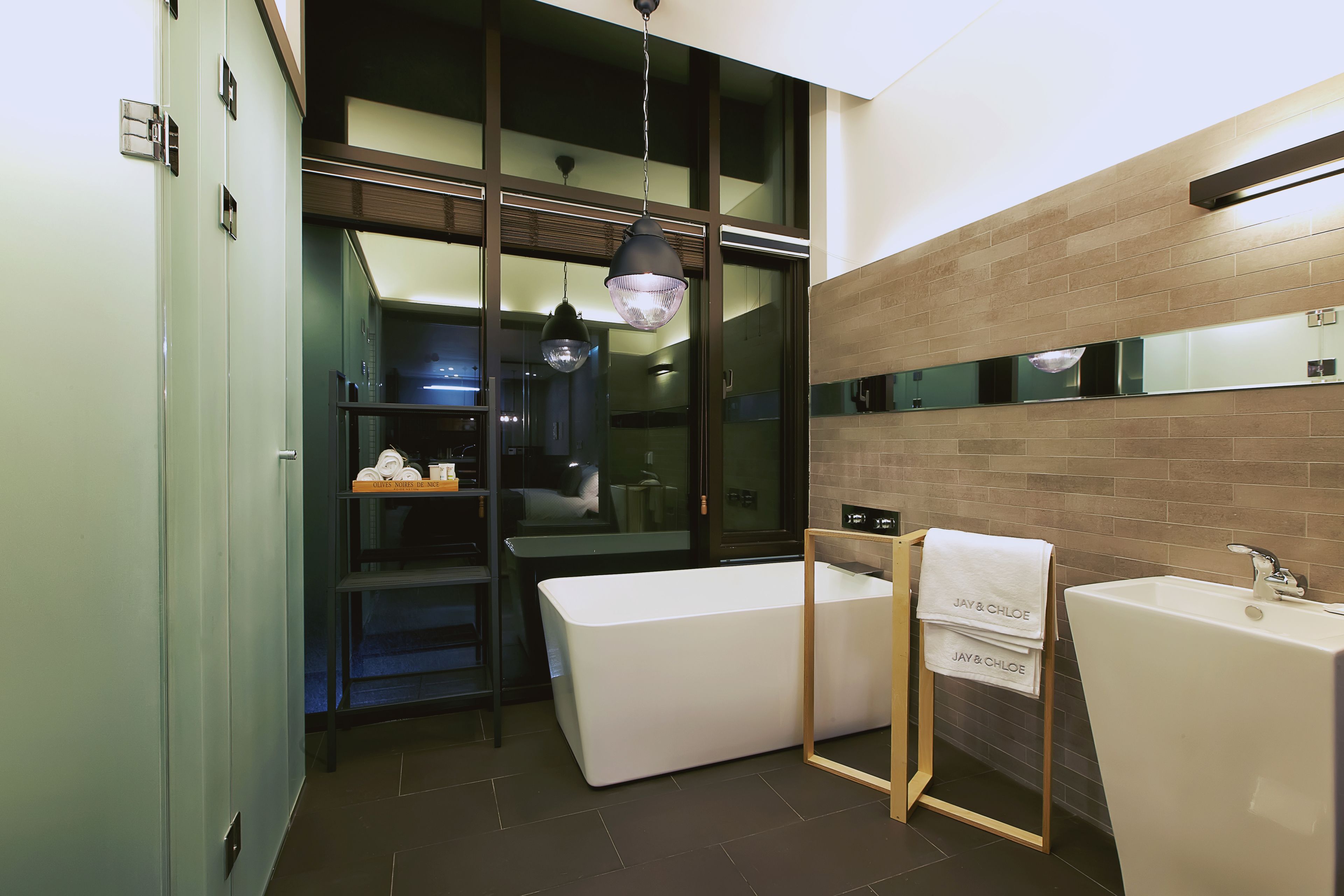 Un baño moderno con bañera, lavamanos y espejo.