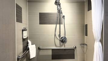 Een douche, gratis toiletartikelen, een haardroger, handdoeken