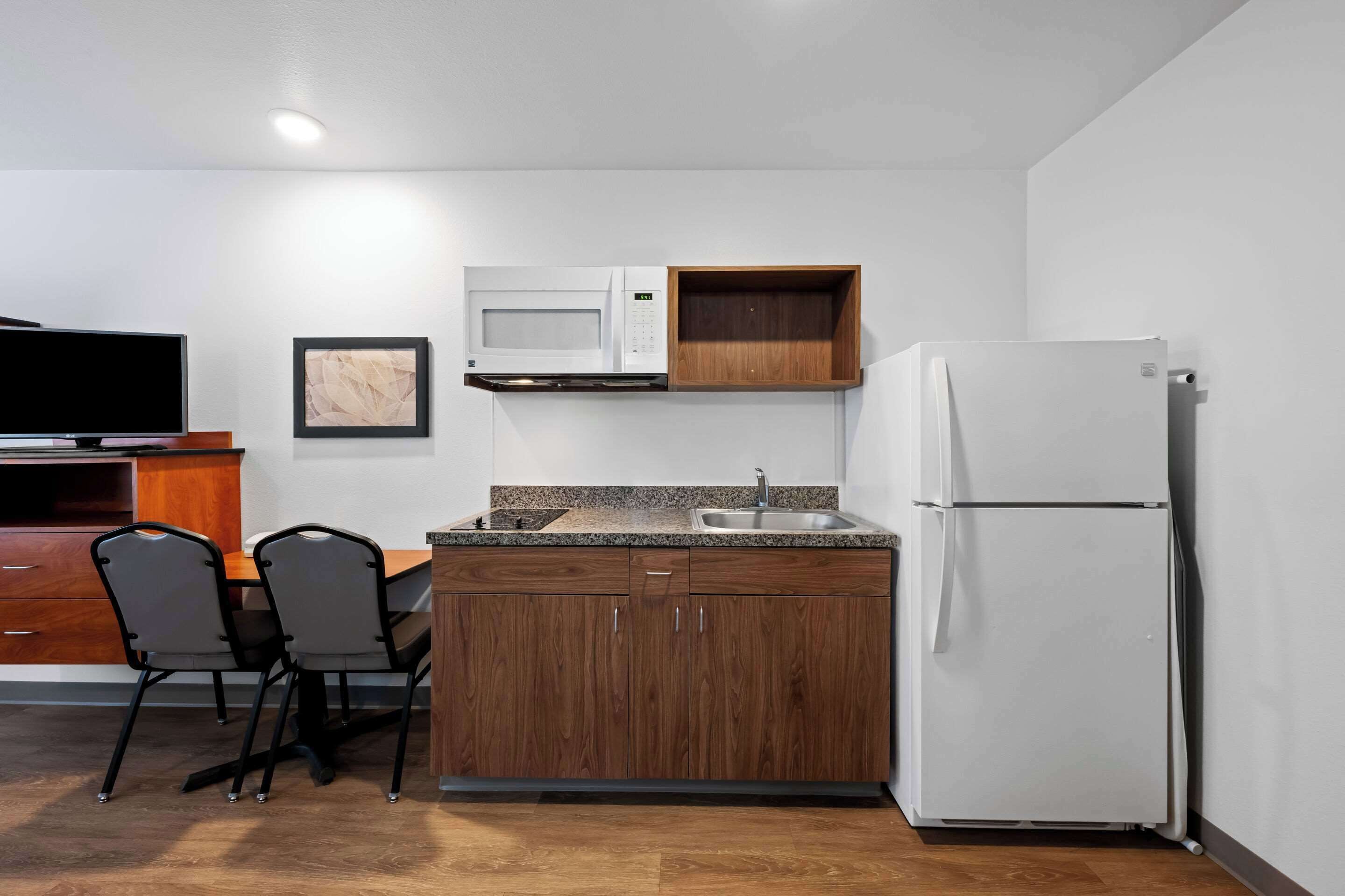 Habitación estándar, 1 cama matrimonial, con acceso para personas discapacitadas (Roll In Shower) | Escritorio, tabla de planchar con plancha, wifi gratis y ropa de cama 