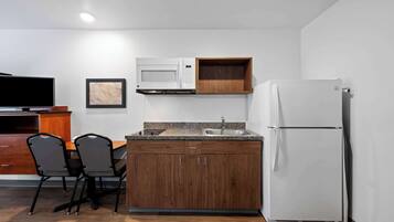 Habitación estándar, 1 cama matrimonial, con acceso para personas discapacitadas (Roll In Shower) | Escritorio, tabla de planchar con plancha, wifi gratis y ropa de cama