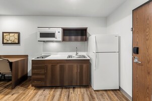 Full-size fridge, microwave, stovetop