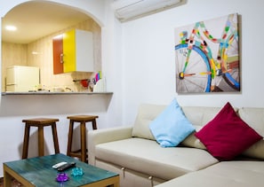 Tabla de planchar con plancha, cunas, wifi gratis y ropa de cama 