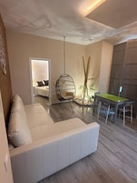 Lägenhet - 1 sovrum - balkong | Vardagsrum | Platt-tv