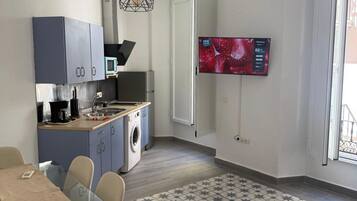 Apartamento, 1 habitación | Sala de estar | Una televisión de pantalla plana