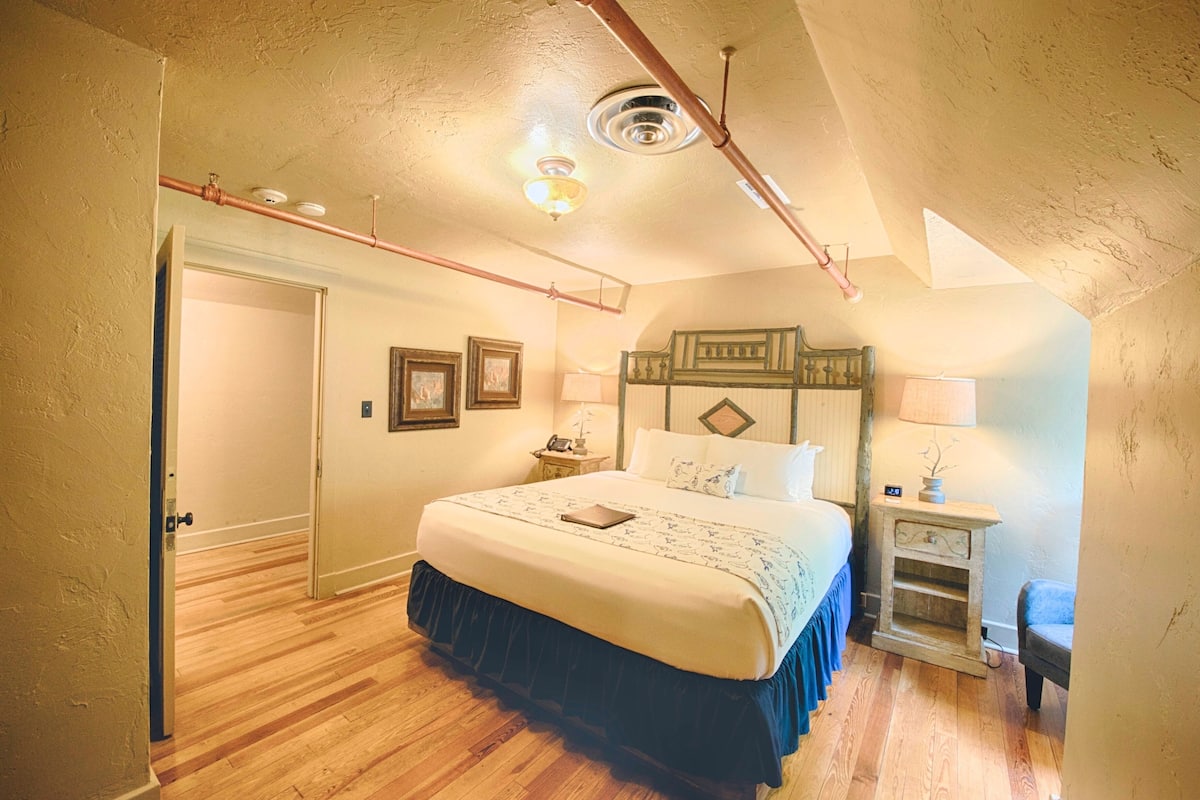 Suite (Rhododendron Lodge) | Premium bedding, pillowtop beds, soundproofing, iron/ironing board