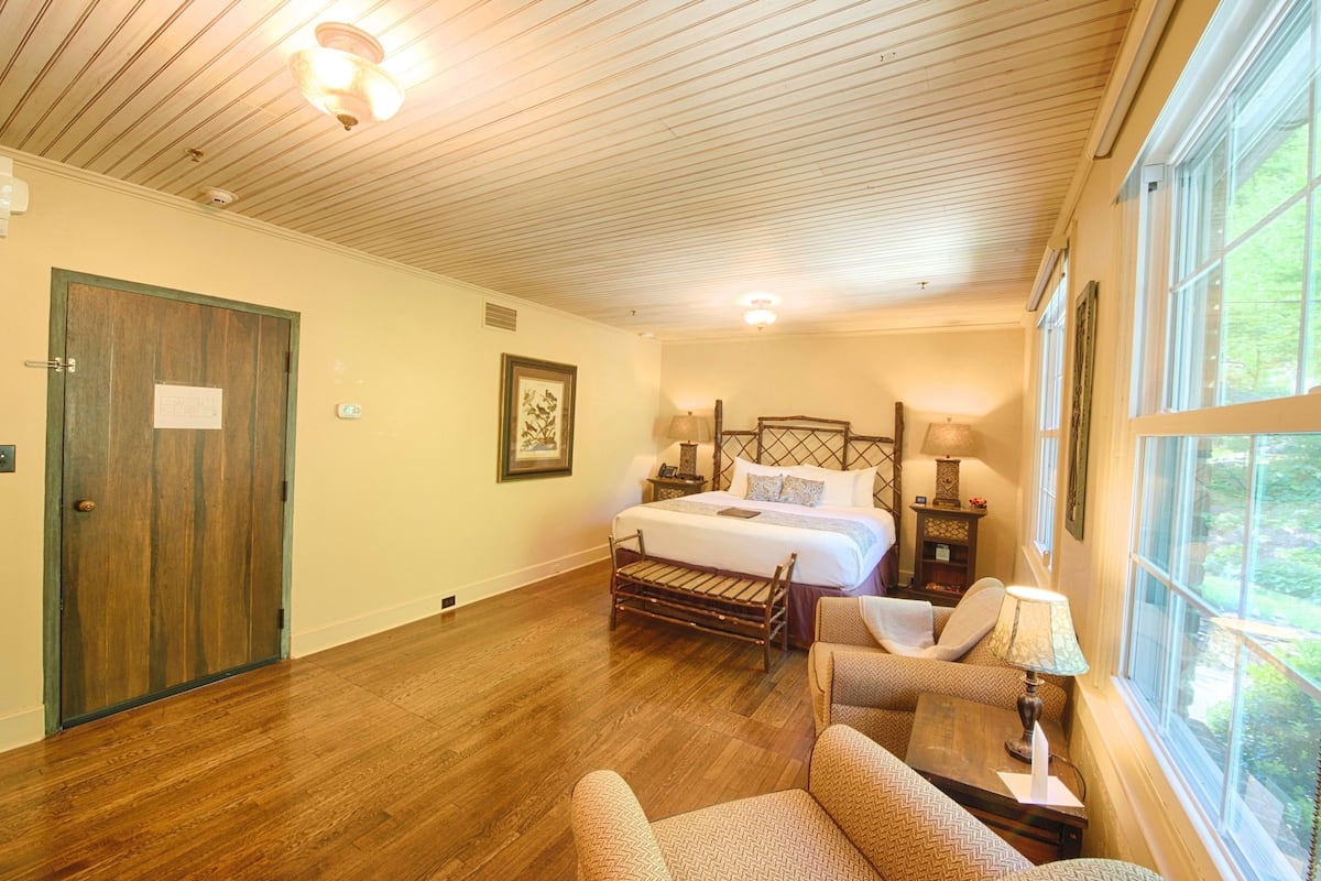 Room (Dogwood Lodge) | Premium bedding, pillowtop beds, soundproofing, iron/ironing board
