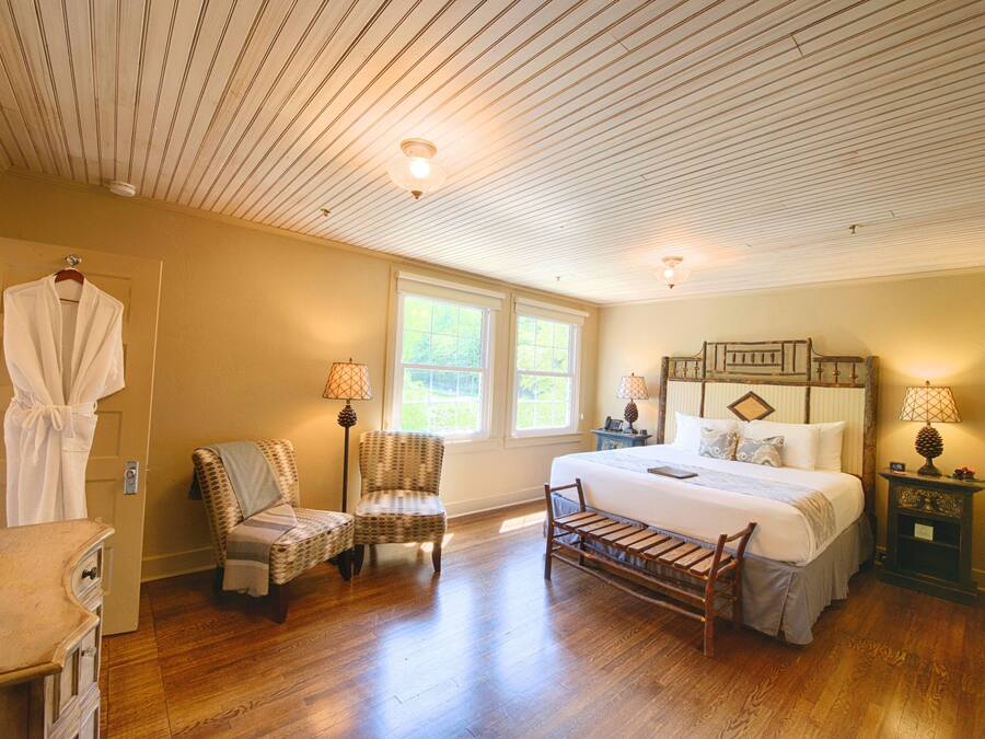 Room (Hemlock Lodge)