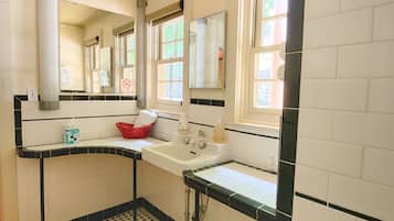 Cabin (Mountain View 3) | Bathroom | Combined shower/bathtub, designer toiletries, hair dryer, towels