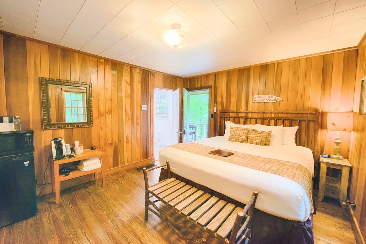 Cabin (Overlook 2) | Premium bedding, pillowtop beds, soundproofing, iron/ironing board