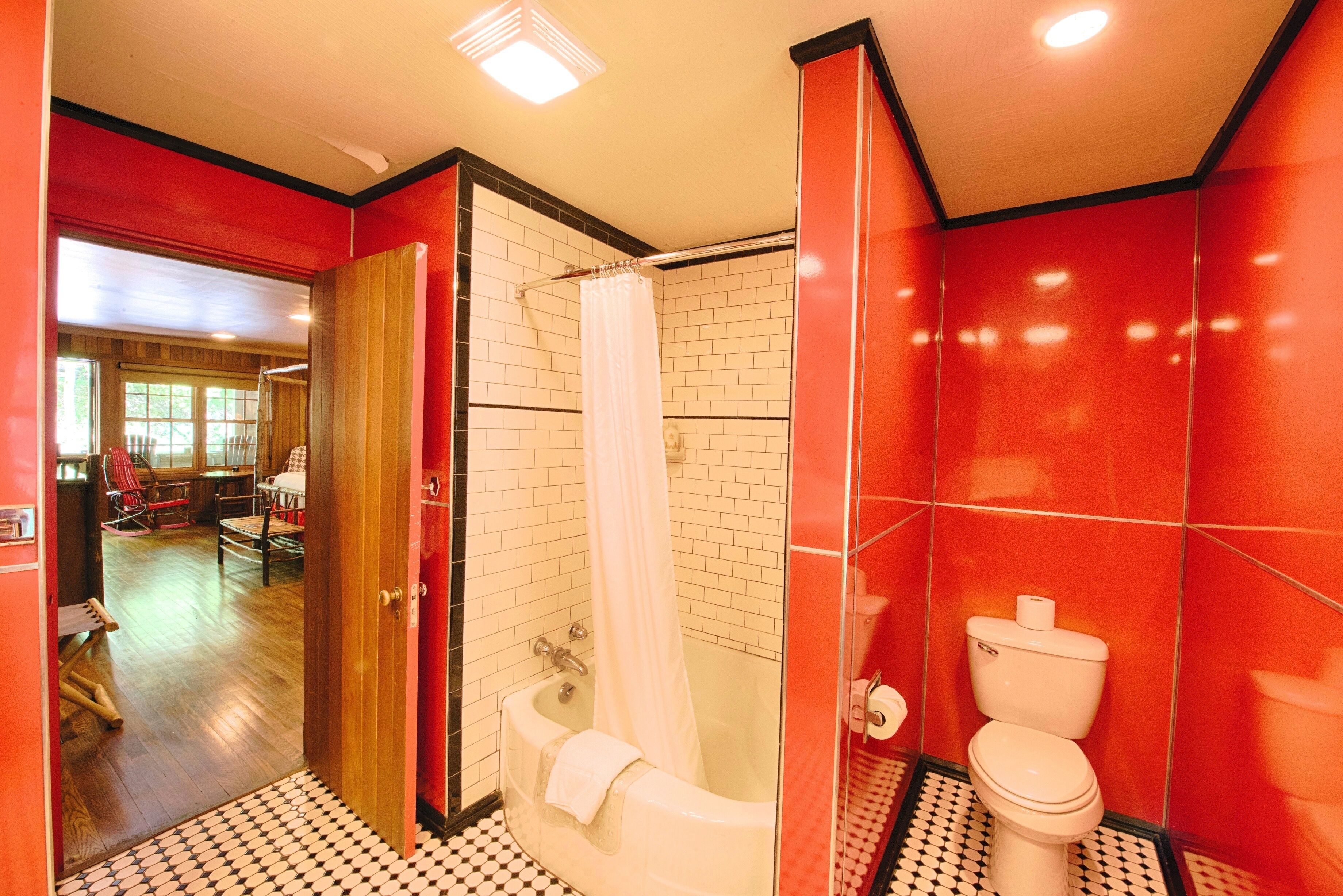 Ein Badezimmer mit Badewanne, Toilette und Duschvorhang.