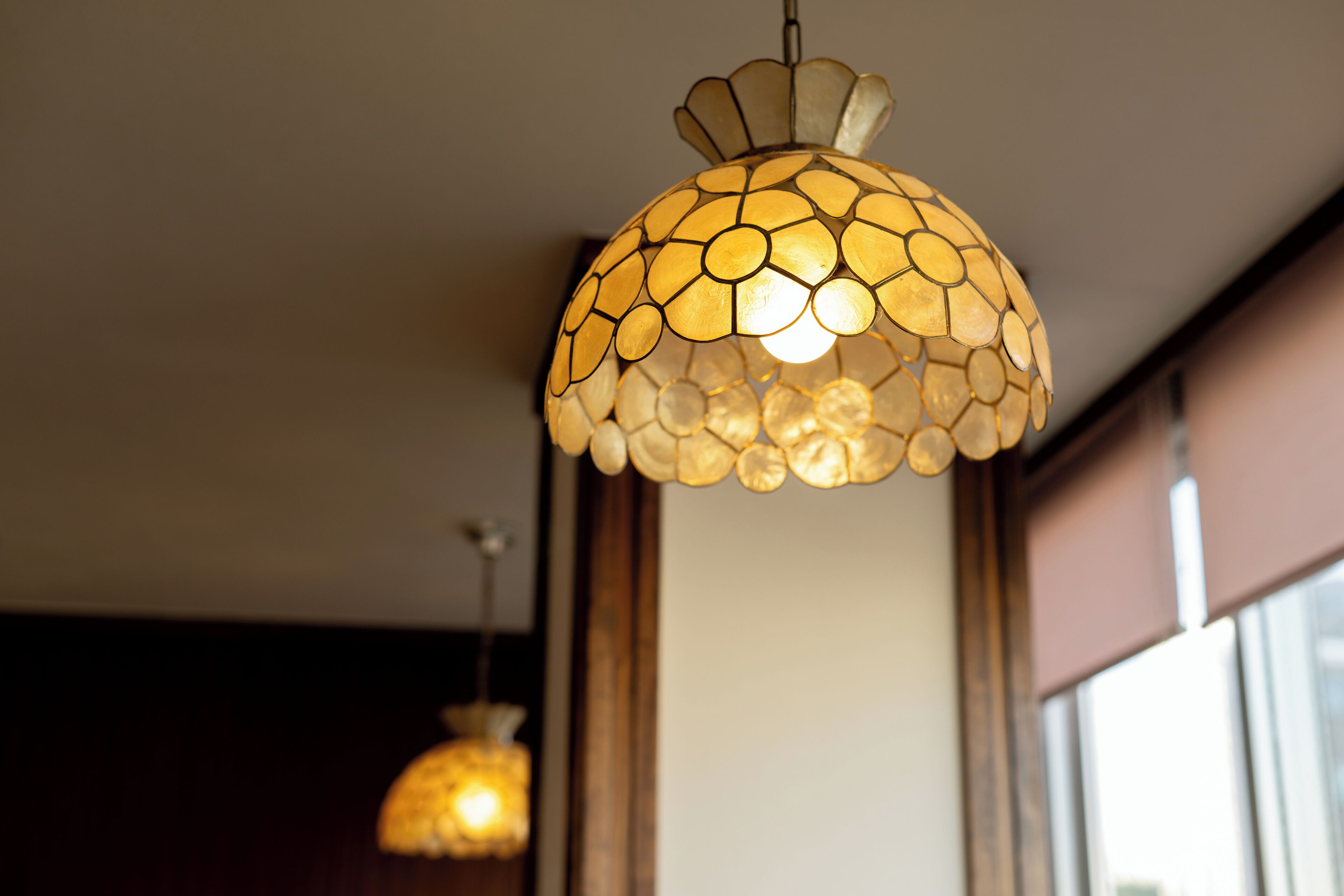 A ceiling with a decorative light fixture.