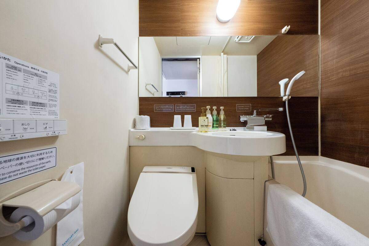 combined shower/bathtub, free toiletries, hair dryer, slippers