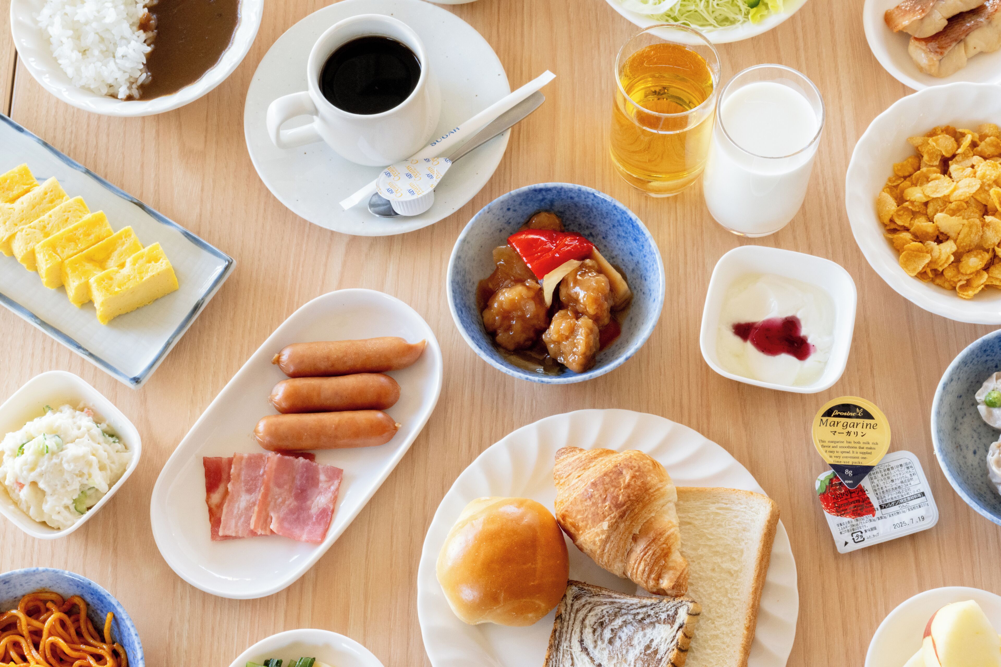 Daily buffet breakfast (JPY 550 per person)