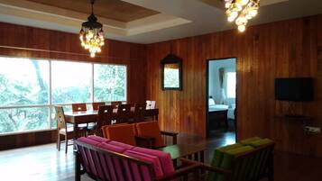 Family House, 3 Bedrooms, Kitchen | Ruang tamu | TV skrin rata