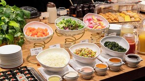 A buffet with various dishes including coleslaw, red leaf lettuce, and a salad with mixed vegetables. - Hotel Kanazawa (Kanazawa)