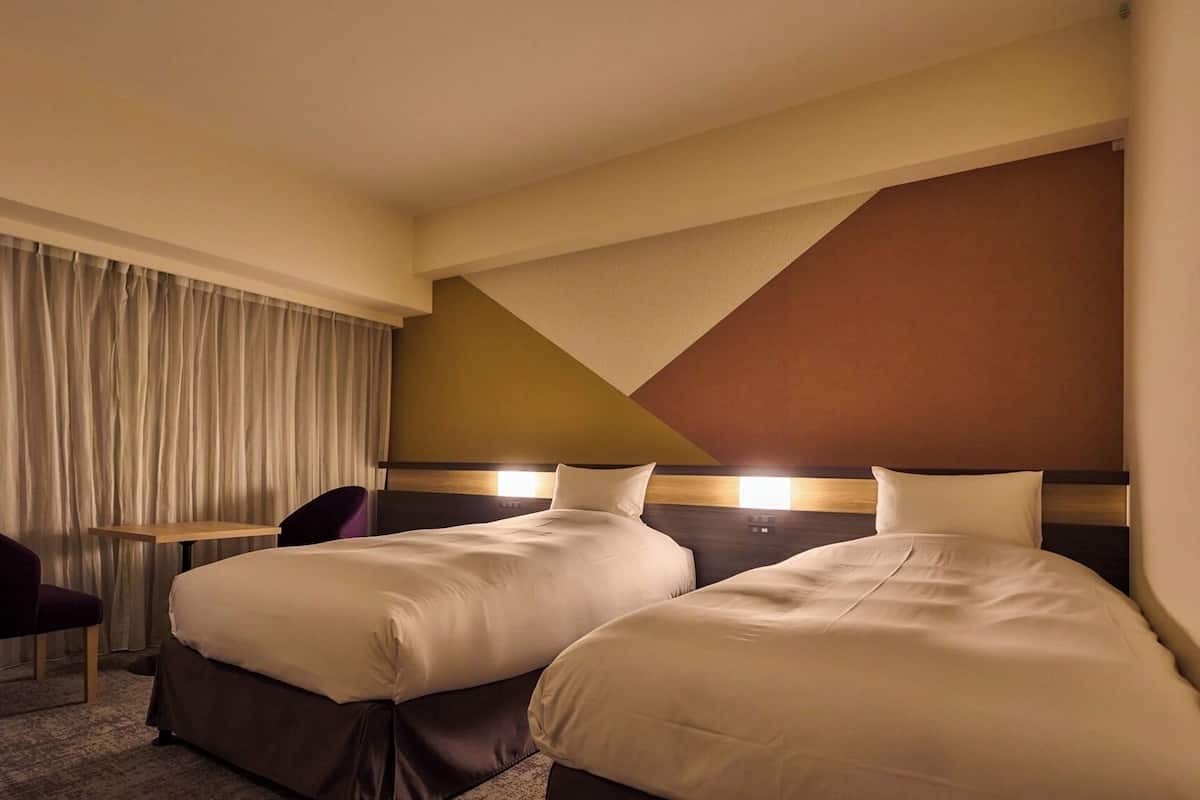 Habitación con 2 camas individuales, para fumadores (Plus) | 1 habitación, decoración personalizada, muebles diferentes y escritorio