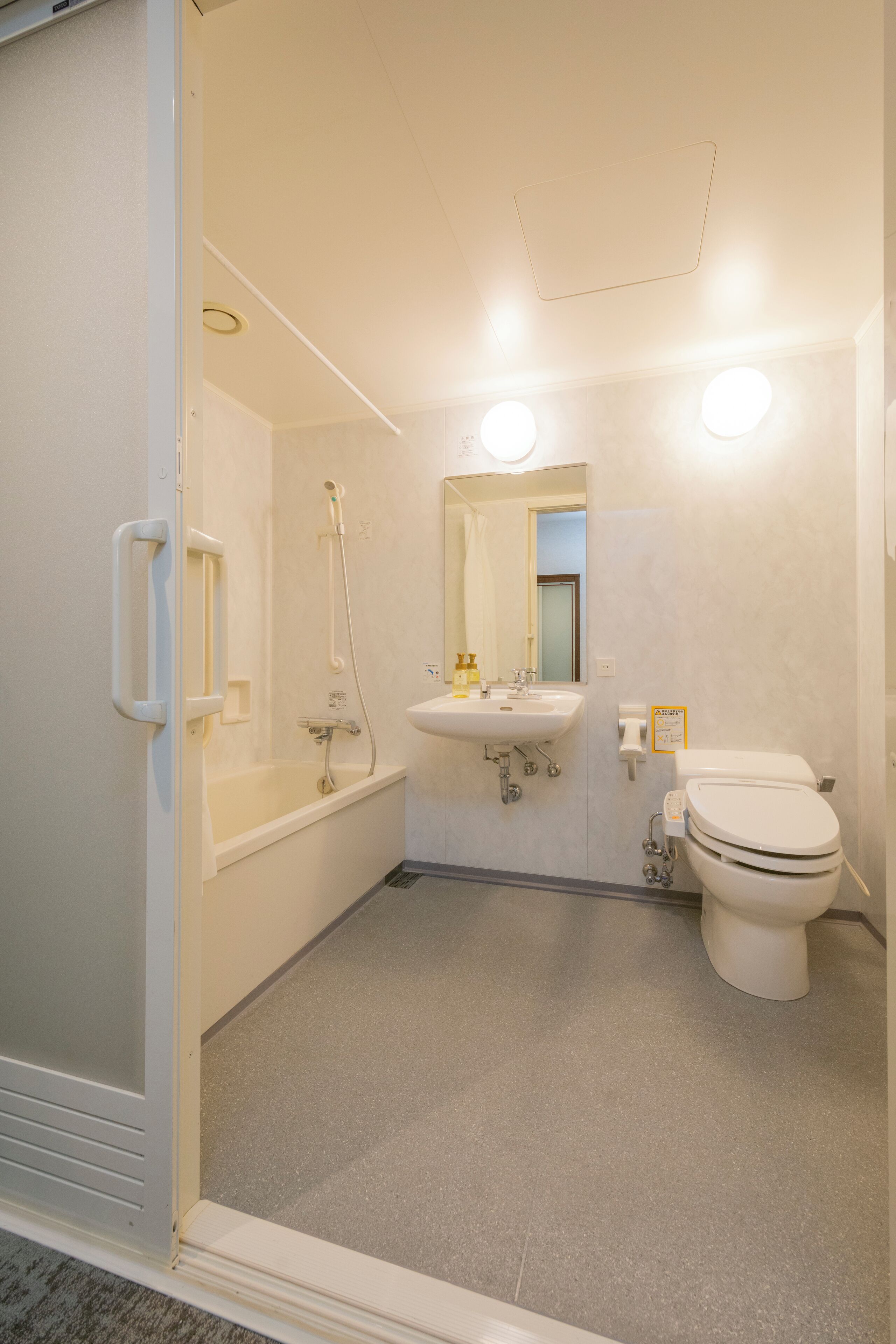 universal twin room, non smoking | bathroom | combined shower/bathtub, hair dryer, slippers, electronic bidet