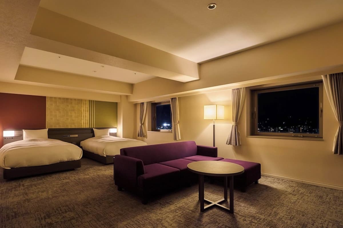 Executive Suite Twin Room, Non Smoking | Individually decorated, individually furnished, desk, blackout drapes
