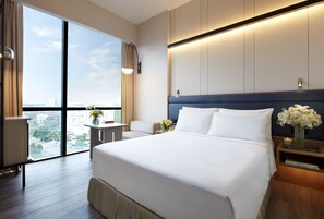 In-room safe, desk, blackout drapes, iron/ironing board - Momentus Hotel Alexandra (Singapore)