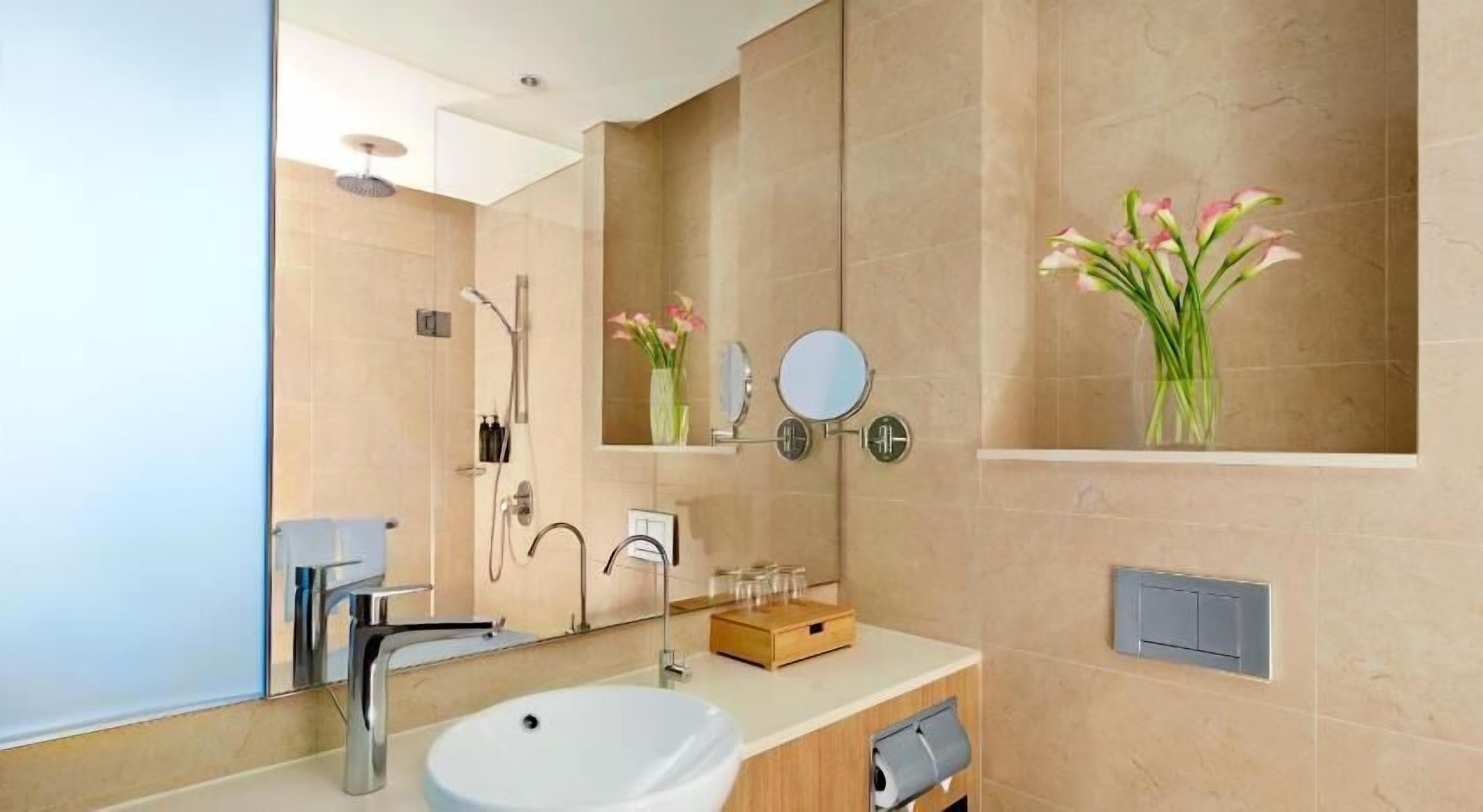 Badkamer | Een douche, gratis toiletartikelen, een haardroger, pantoffels