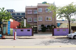 Front of property - Nabijam Motel (Yeosu)