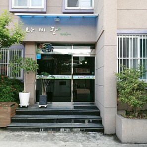 Pintu masuk properti